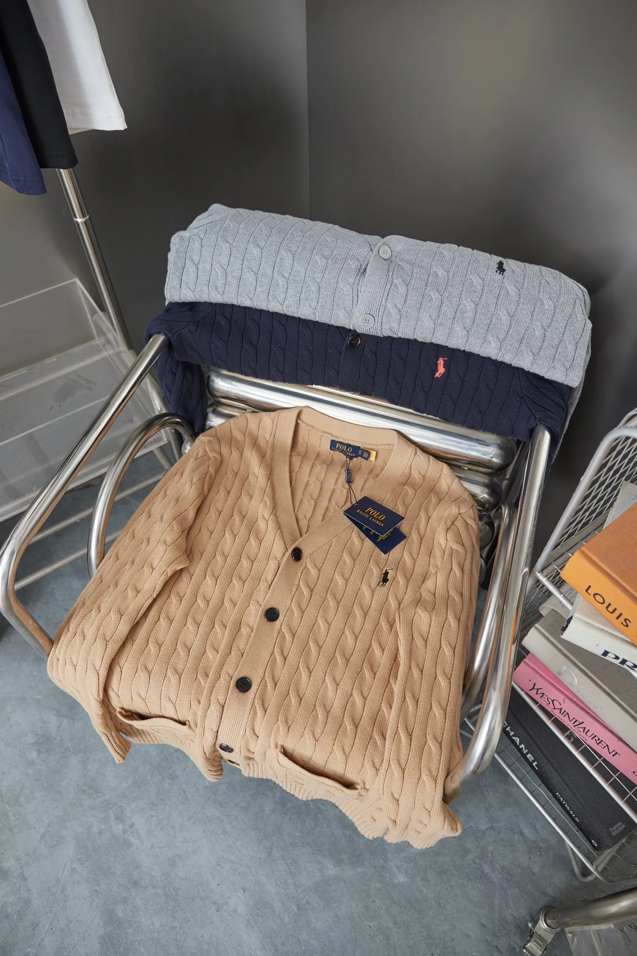 P250 POLO Paul Ralph Lauren 25FW new autumn and winter style classic war horse embroidered twist sweater, light luxury, a must-have item for daily commuting for men and women. Correct version. Welcome to compare. Detailed features · Made of 35% wool content yarn, 35% cashmere 30% synthetic fiber · Used German imported machine twist knitted cardigan · Open mold customization brand logo resin buttons · Imported Tajima machine embroidered classic war horse · Thread design on collar, cuffs and hem, windproof and comfortable · Original main mark, washed tag, moisture-proof paper packaging Color: black/khaki/grey Size: S M L XL